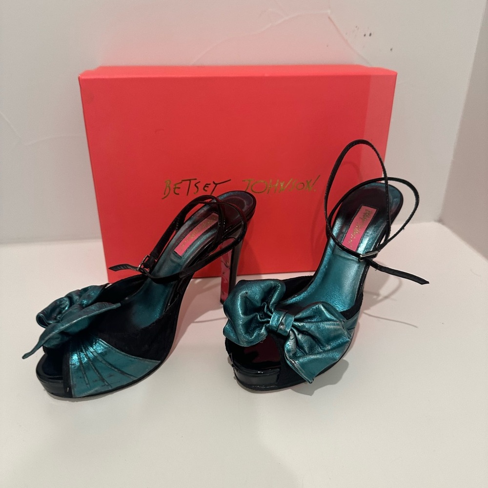Betsey Johnson Weston Teal Bow Heels - size 7